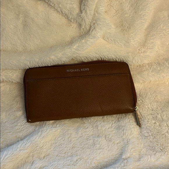 Michael Kors Chocolate Brown Zip Wallet - Picture 1 of 2